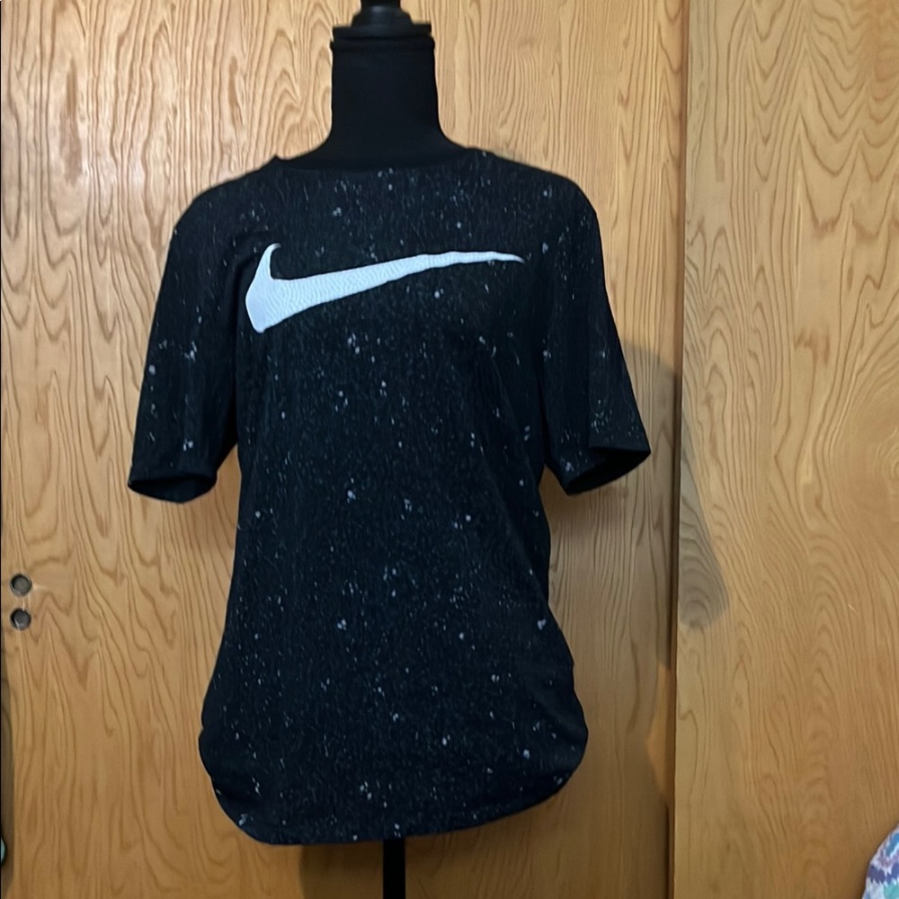 🎉SALE🎉$12 or 3 for $30🎉 Nike Black and White Speckled T-Shirt